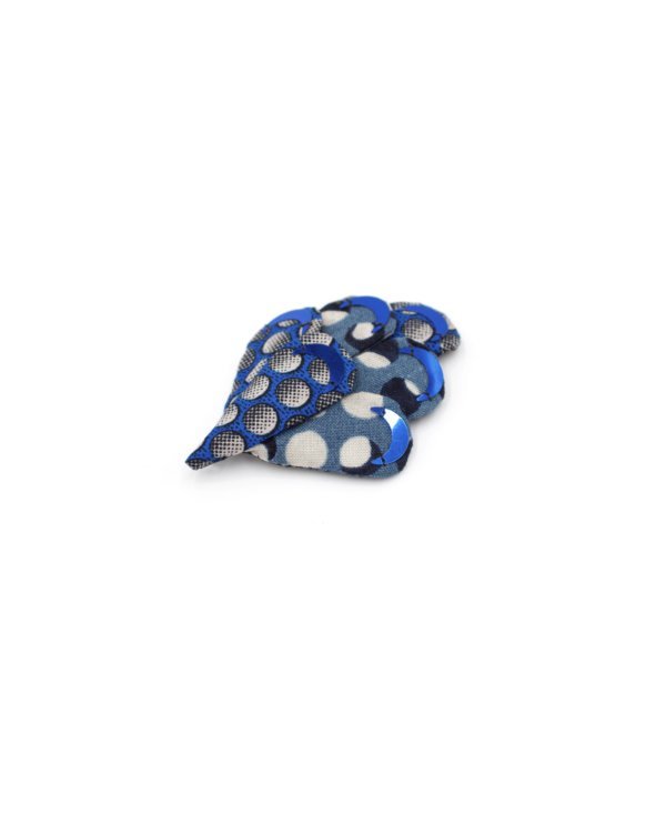 Broche de style applique avec broderie de sequins lune anciens sur tissus bleus. 8 x 5 x 1 cm.