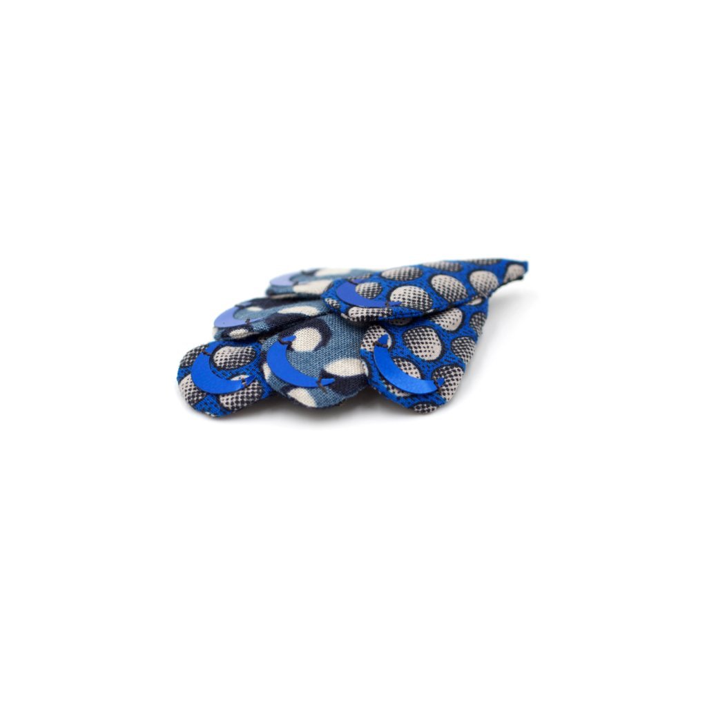 Broche de style applique avec broderie de sequins lune anciens sur tissus bleus. 8 x 5 x 1 cm.