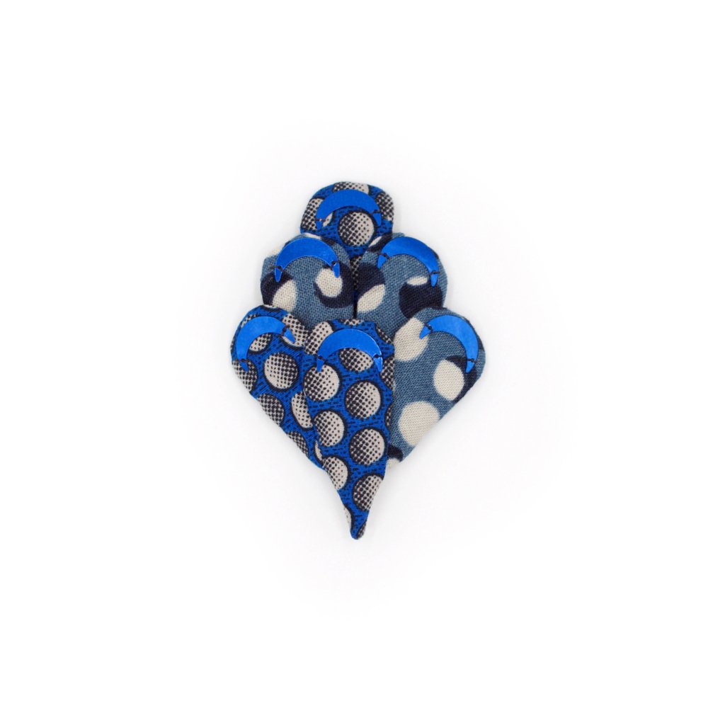 Broche de style applique avec broderie de sequins lune anciens sur tissus bleus. 8 x 5 x 1 cm.