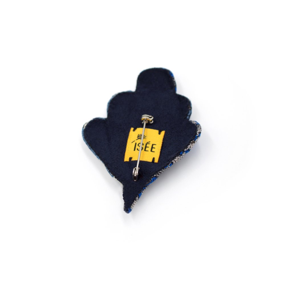 Broche de style applique avec broderie de sequins lune anciens sur tissus bleus. 8 x 5 x 1 cm.