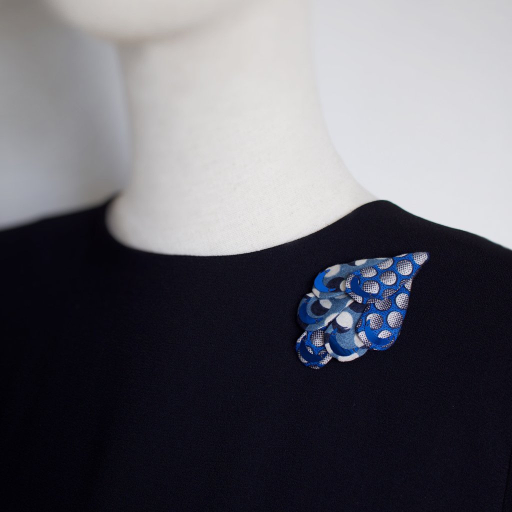 Broche de style applique avec broderie de sequins lune anciens sur tissus bleus. 8 x 5 x 1 cm.