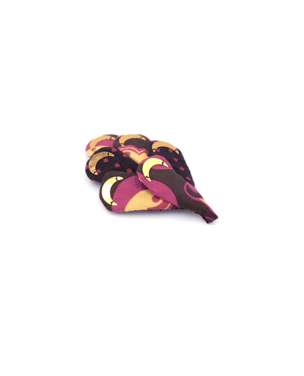 Broche de style applique avec broderie de sequins lune anciens sur tissus ocre et violet. 8 x 5 x 1 cm.