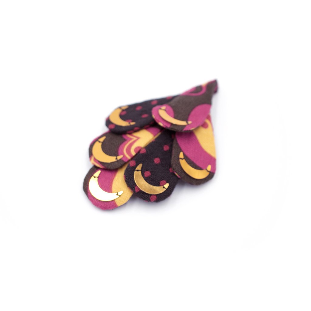 Broche de style applique avec broderie de sequins lune anciens sur tissus ocre et violet. 8 x 5 x 1 cm.