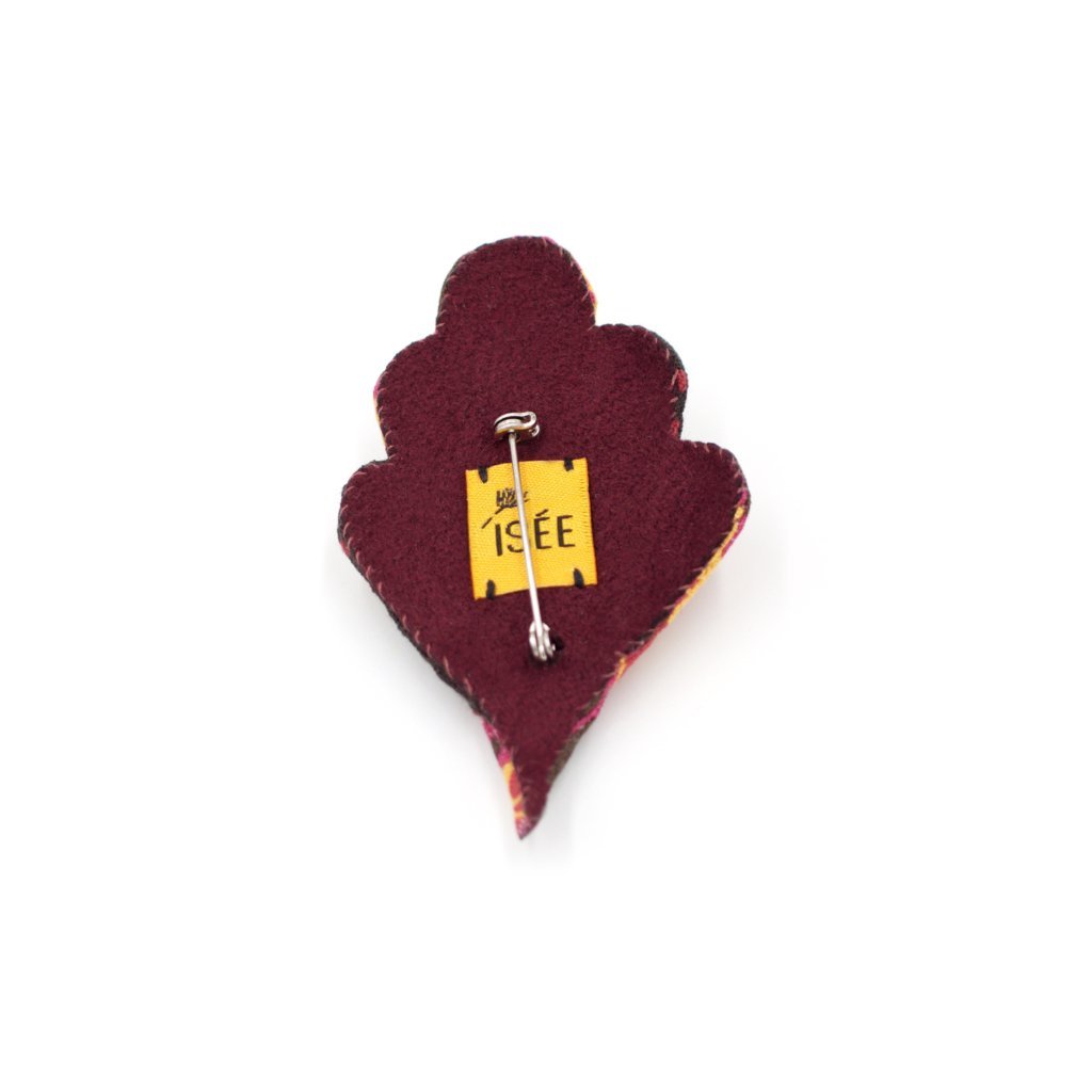 Broche de style applique avec broderie de sequins lune anciens sur tissus ocre et violet. 8 x 5 x 1 cm.