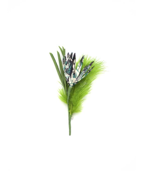 Petit bouquet avec une fleur Liberty peinte et une plume verte. 11,5 x 6 x 3,5 cm.