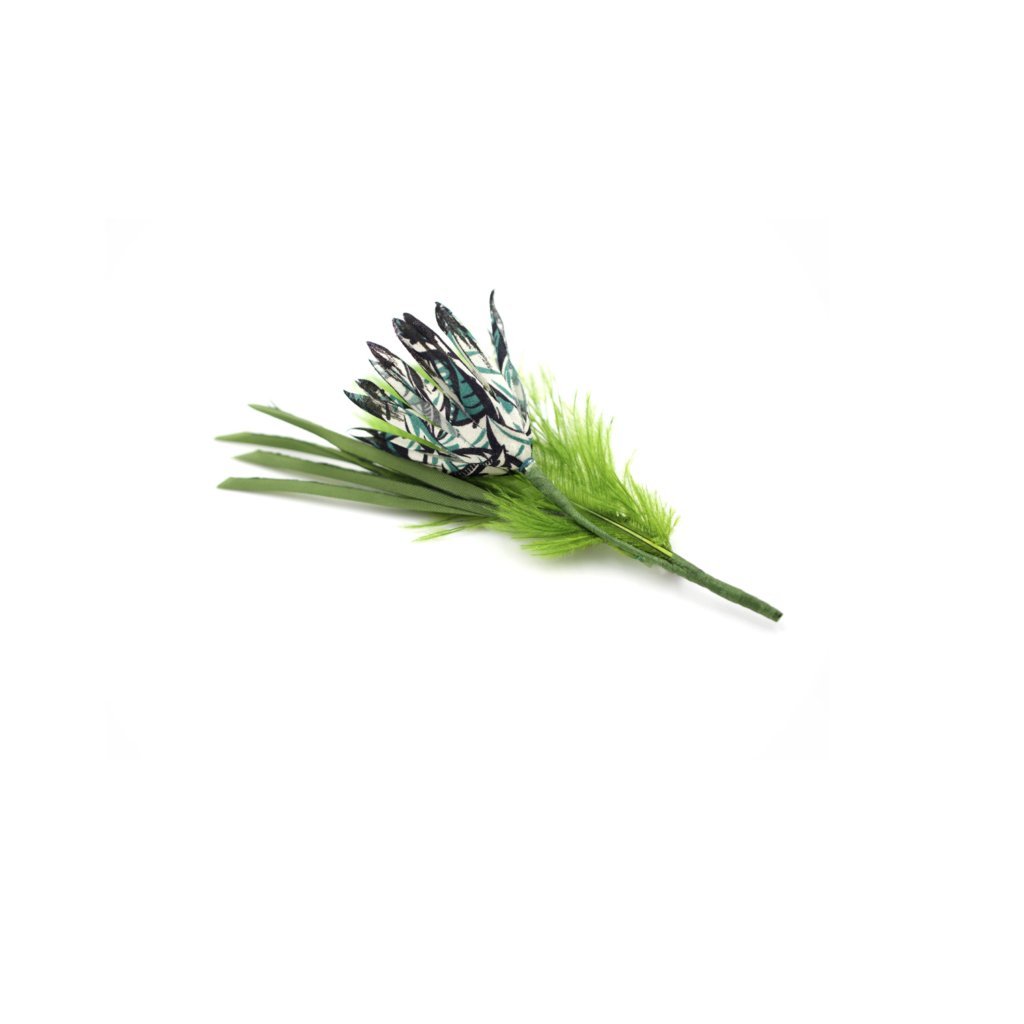 Petit bouquet avec une fleur Liberty peinte et une plume verte. 11,5 x 6 x 3,5 cm.