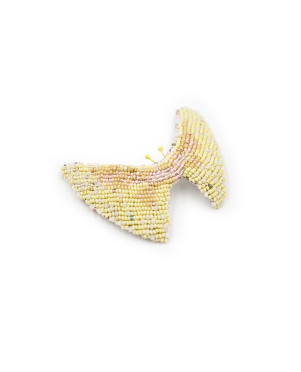 broche papillon brodée de perles jaunes et roses
