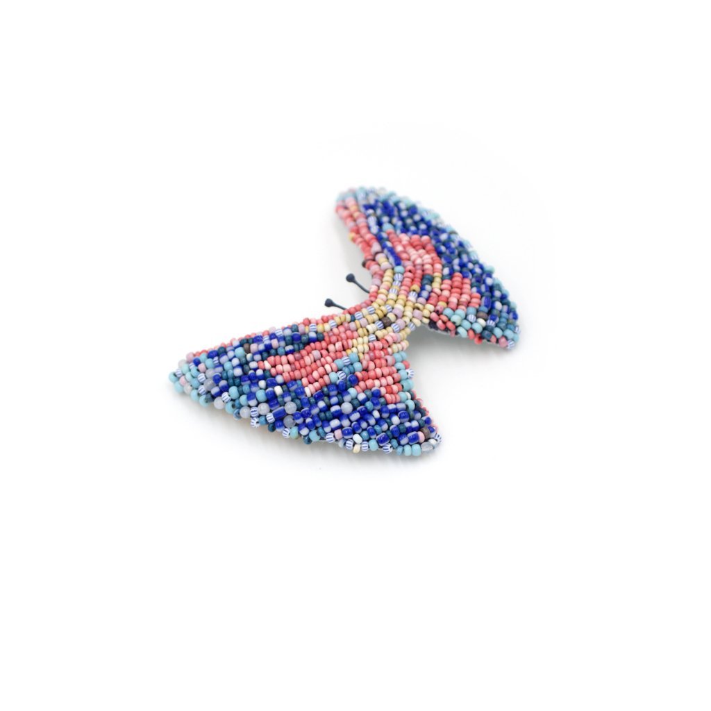 broche papillon brodée de perles bleues, rouges et beiges