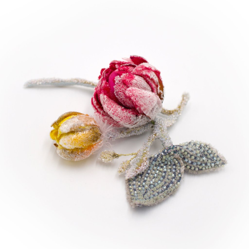 broche avec fleur sur branchage