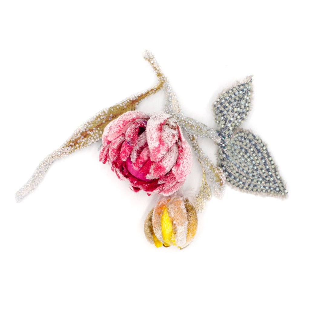 Broche avec fleurs sur branchage