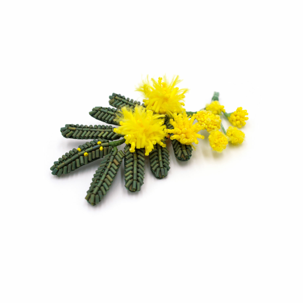 Broche brin de mimosa brodé