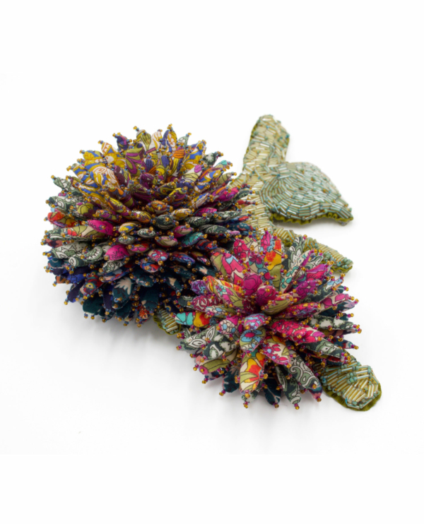 Deux broches pompon perlée Liberty