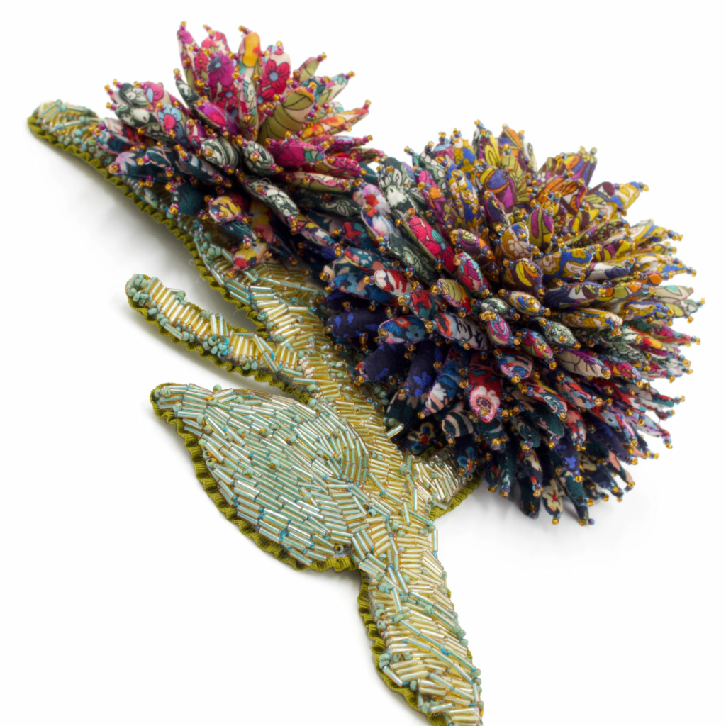 Deux broches pompon perlée Liberty