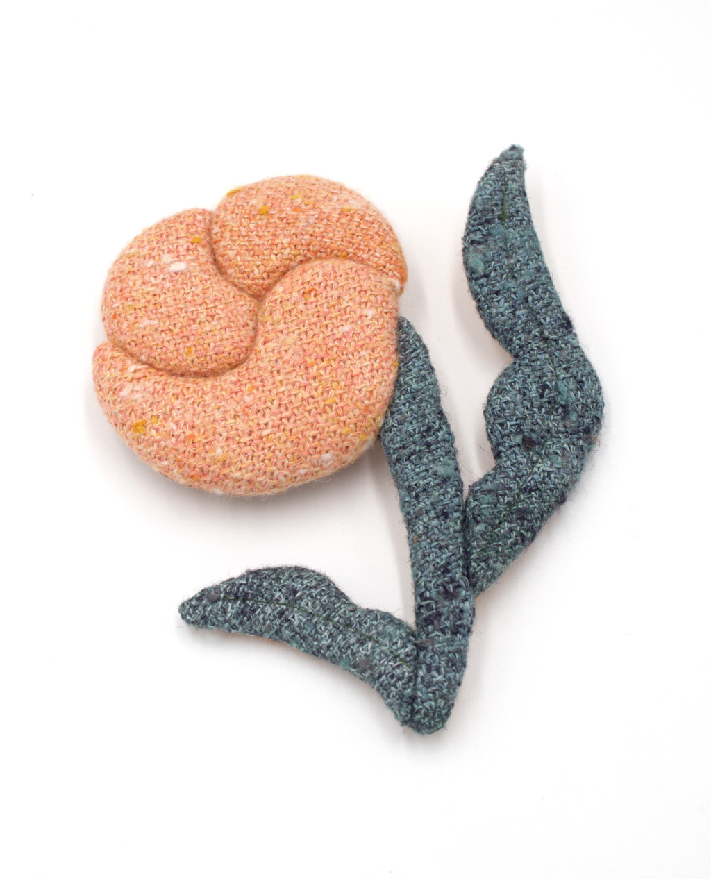 broche rose en laine