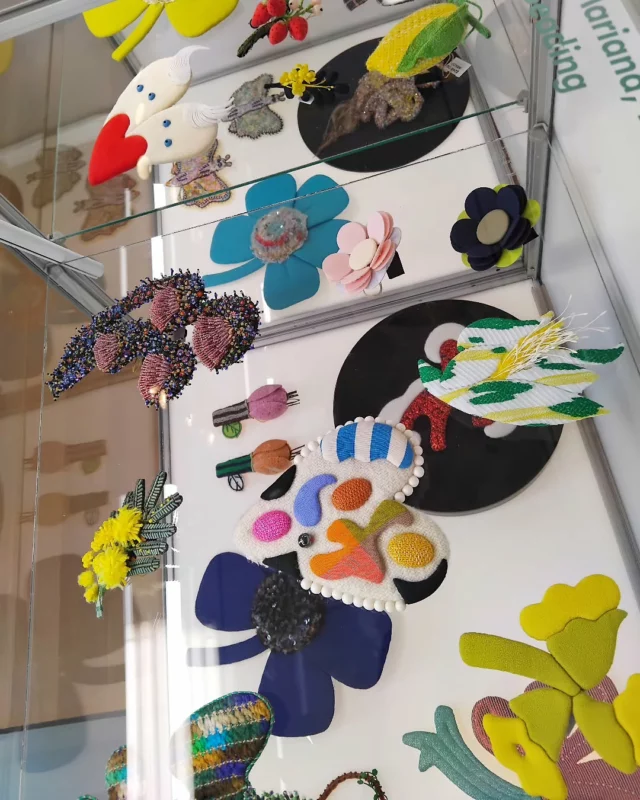 Mon showcase @mad_aboutjewelry , comme un aquarium, avec ses habitants immobiles.  Si contente d'être ici, avec @flore.soria que je connais et dont j'admire le travail ainsi que la découverte de celui de @delphinenardin, d'un incroyable raffinement et dépouillement. 
La sélection des artistes est si vaste et riche dans sa diversité. Coup de cœur pour @peiwu_jewellery , je suis tombée en arrêt devant une de ses bagues... qu'est-ce que c'est à ce niveau, de la magie ? Je vais prendre une photo et vous la présenter... et tant d'autres si merveilleusement précis et inventifs dans leur ingénierie bijoutière. 
Ces longues heures sous-marines à travailler sur des pièces, prennent tout à coup vie dans le cœur des gens qui les regardent, les acquièrent et les portent. Comme un relais passé.  #madaboutjewelry2025 #contemporaryjewellery #contemporaryjewelery #uniquepiece #newyorkevent #gioiellocontemporaneo #schmuckkunst #schmuckdesign #embroideryart #kunsthandwerk #craftsmanship #beadsandfiber #textilejewelry #arttextile