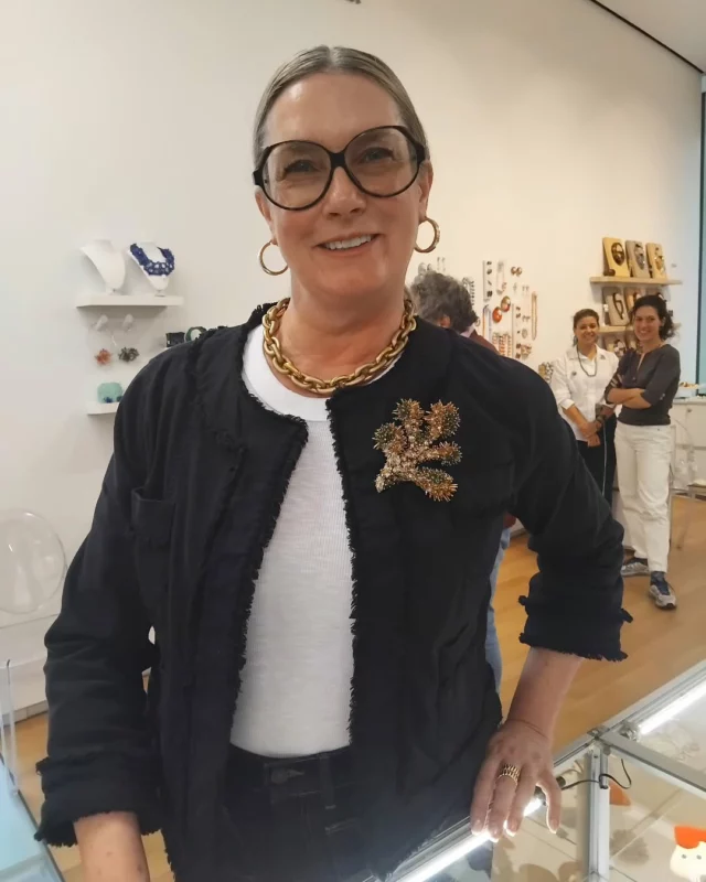 Un grand merci à Elissa Auther, chief curator du Mad Museum of arts and designs @madmuseum
Ses nombreux coups de cœur et acquisitions me confortent et me réjouissent tant.  #madaboutjewelry2025 #contemporaryartjewellery #contemporaryjewellery #schmuckdesign ##beadandfiber #stayinspired #wearableartwork #finecraft