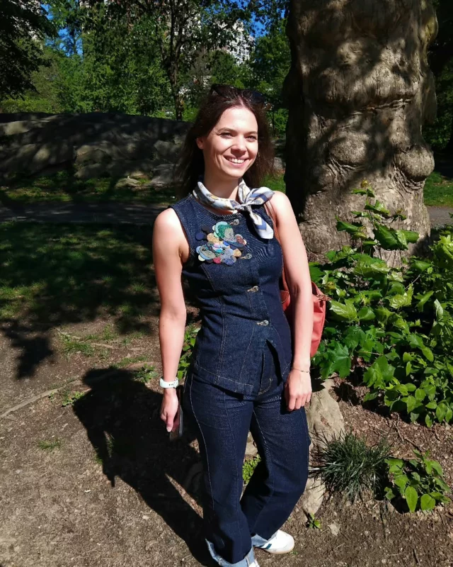 Chaque matin, pour me rendre @mad_aboutjewelry  à Columbus Circle, j'ai la chance de traverser une petite partie de Central Park. 
J'ai décidé que je proposerai à une personne rencontrée dans le parc, de poser avec une de mes broches exposée au musée pour l'événement. Je lui poserai une question, toujours la même : "What makes you feel alive today?"
Pas facile le matin de trouver le ou la candidate parmi le flot de trotteurs qui sillonne les allées à cette heure. Chevaux, joggeurs, promeneurs, chiens...  Ce dernier matin-là, après un "I'm busy, no time", il y avait Alessa, que vous voyez sur la photo, assise à côté de son breakfast. Bon, je l'ai un peu dérangée, son regard amusé, m'a plutôt encouragée. Parmi les trois broches que j'avais apportées, Elle a choisi Apollonius.  A ma question, elle a répondu :
"Early morning coffee in the sun. Having no appointments, living into the day, being in NYC".