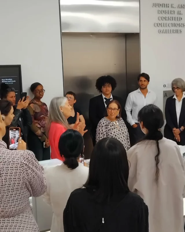 Clap de fin @mad_aboutjewelry 
Le aurevoir de @brynapomp et Michele Cohen à tous les designers participant à l'événement,
juste avant notre départ devant les ascenseurs... Un grand merci à toute l'équipe omniprésente pendant cette semaine très intense. J'ai adoré rencontrer les bijoutiers et leurs bijoux "en vrai".  A propos, chose promise, cette bague de @peiwu_jewellery qui m'a totalement émue dès le premier regard. A la fois troublante et attractive avec ce jade lavande et cette manganocalcite pris dans un voile en cristal de roche. Je vois une bague mais aussi une extension de doigts. C'est organique, chaud, doux, si talentueux.  Mon expérience à Central Park à été très joyeuse.
J'ai adoré me retourner et voir le sourire sur les visages de Madhu, Michael, Javier et Alessa après les avoir quittés. Madhu est venue me rendre visite au MAD spontanément un soir. Exquise surprise.  Aurevoir au beau lilas derrière la moustiquaire de ma fenêtre, à Time Square sous la pluie, magnifique cauchemar lumineux.  #madaboutjewelry2025 #madmuseum #contemporaryjewellery #contemporaryjewelery
