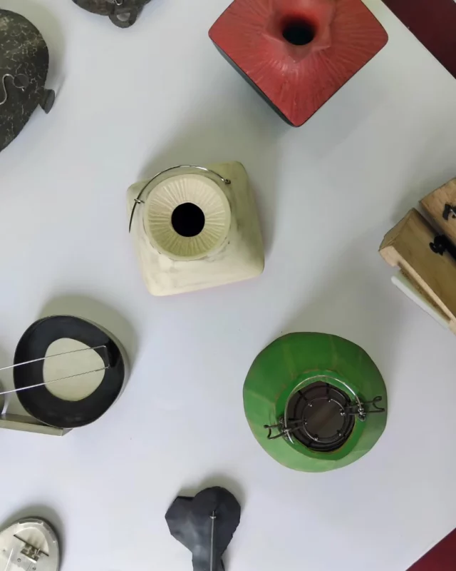 Comment accrocher une broche sur soi ?
Tout l'enjeu de ce workshop de quelques jours suivi auprès de @danielamalev dans l'atelier @coopgoldberlin.
Nous sommes très motivés, très attentifs, très studieux ... tout est enclenché, maintenant la pratique !  #broschierungstechnike #broschenliebe #brooch #broochaddict #broches #contemporaryartjewellery #contemporaryjewellery
