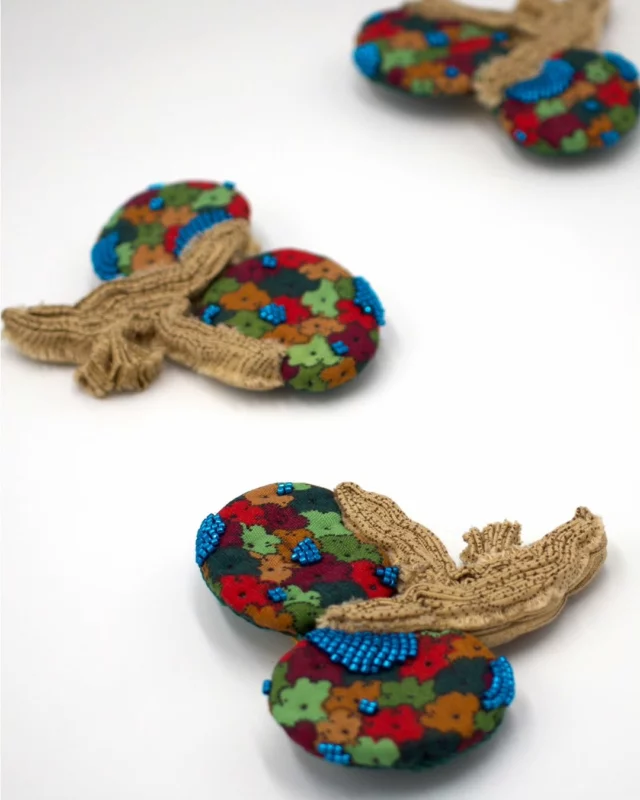 La broche Bao n°453.
Toile plissée. Broderie de perles rocaille bleues, 2024  Le coup de cœur de Michelle qui a retrouvé l'équilibre de son incroyable chevelure dans la composition de Bao. 
Coup de cœur vécu en direct @mad_aboutjewelry en mai dernier. Bonheur intact de retrouver Paul et Michelle, amis de longue date, si loin mais si proches tout à coup.  Une broche à retrouver également @galeriebettinaflament. Merci Bettina pour cette sélection !  #broches #broochaddict #brooch #colorful #textilejewelry #schmuckdesign #beadandfiber #broschenliebe #stayinspired
#serielimitee