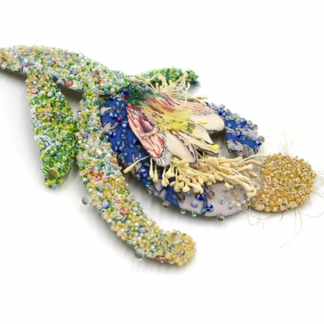 Anne-Sophie-Alanah n°332 et n°202
Broderies sur Liberty et tissus d'ameublement. Perles rocaille et perles nacrées. 13 x 8,6 x 1 cm. 2020 et 2022.
(Sold)  Les versions. Toutes mes broches ont un nom auquel j'accole un numéro. 
Anne-Sophie-Alanah a existé sous deux versions, à deux années d'écart. Cela me laisse la liberté de retravailler sur un modèle ou poursuivre une recherche, reinterpréter. Tout reste intranquille.  #workinprogress #stayinspired #uniquepiece #uniquejewelry #textilejewelry #arttextiles #broche #brooch #broschenliebe #broches #broochart #beadandfiber